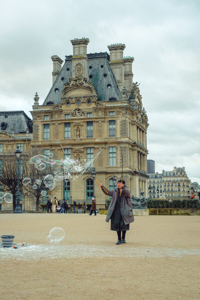Bubbles A woman creating bubbles in the Louvre Gardens